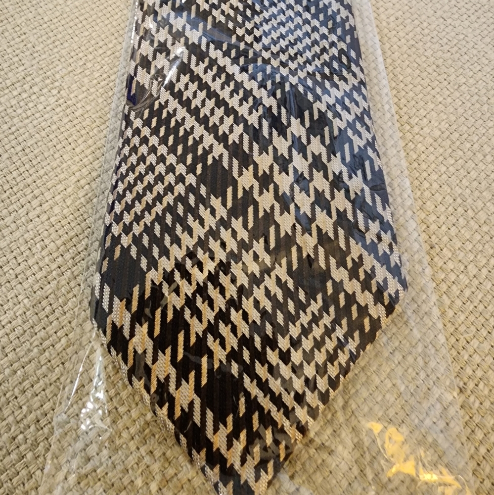 New Byron-British Style 100% Silk Handmade Chocolate/Camel tie.
